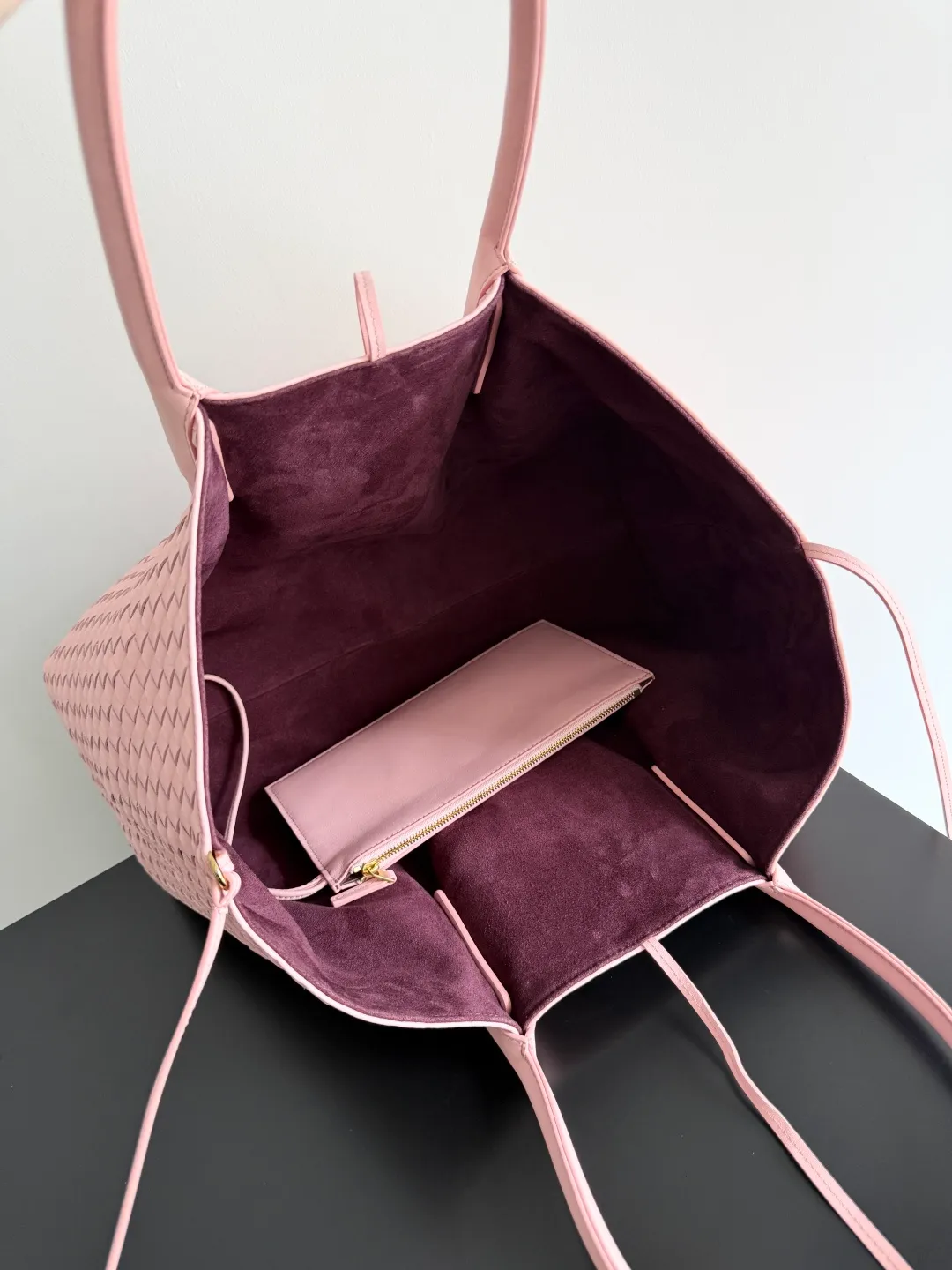 Batch 2660 Bottega Veneta 2025 new product PINACOTECA bag, iconic weaving process, skillfully crafted with 10mm Intrecciato process and equipped with suede lining. Four small strips of leather add character to the design and make the bag more stable. Relaxed yet sophisticated, casual yet refined, suede lining and double-sided design, suitable for shoulder and hand carry. The four straps can be adjusted into different shapes. One pack can be switched between two uses, easily integrating into your daily rhythm. Style number: 817166 Size: 43*23*17.5cm
